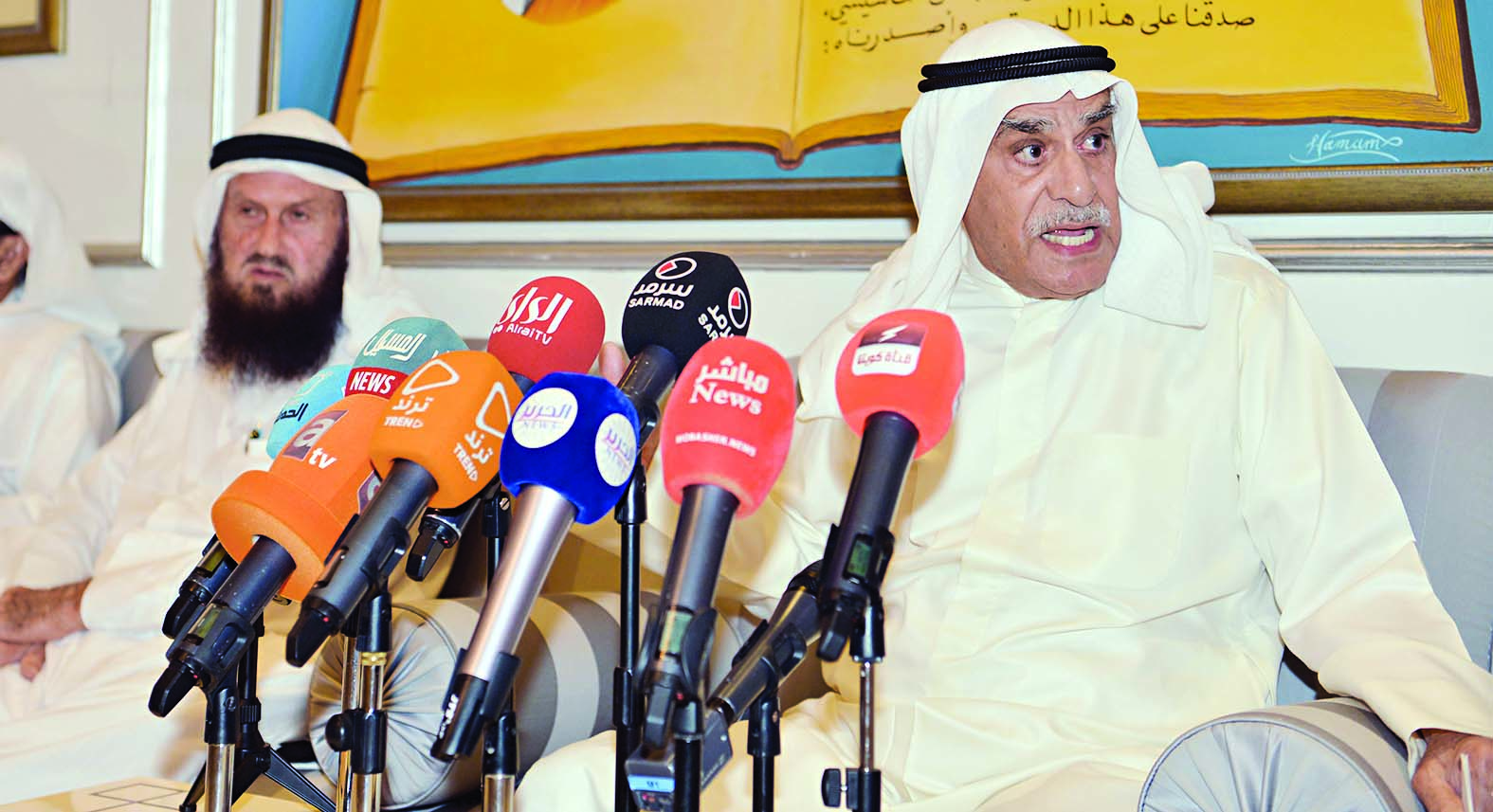 السعدون يتحدث ومتابعة من السلطان     	 (تصوير نايف العقلة)