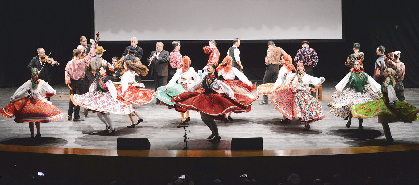 جانب من العرض الهنغاري