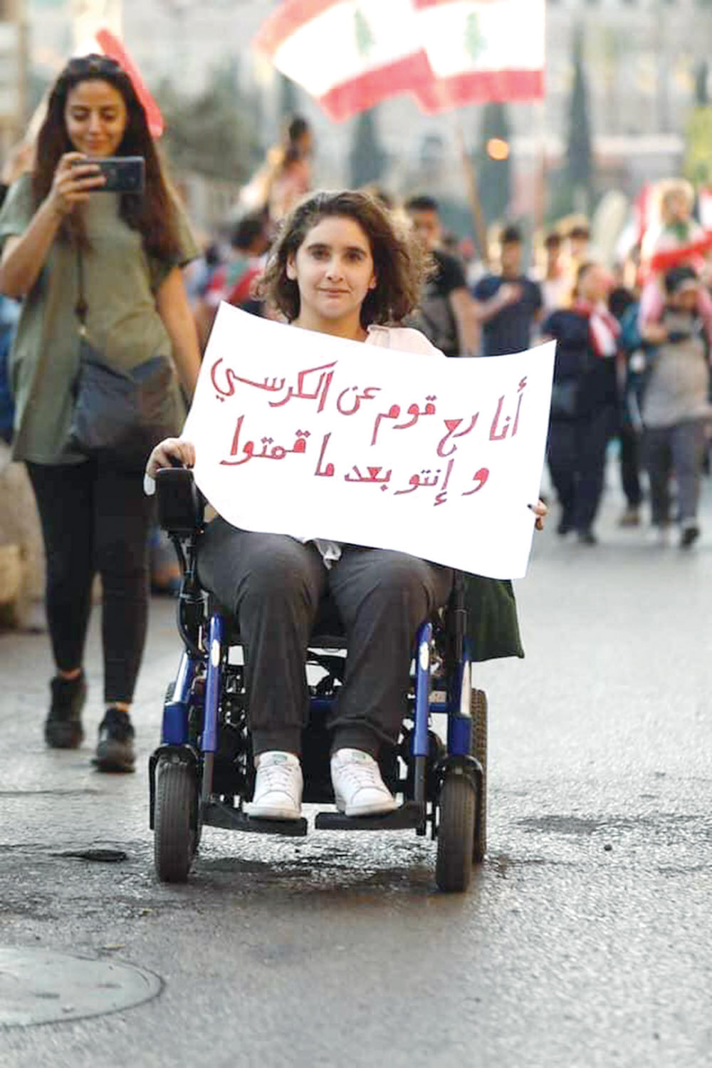 متظاهرة لبنانية تشارك في الاحتجاجات على كرسي متحرك