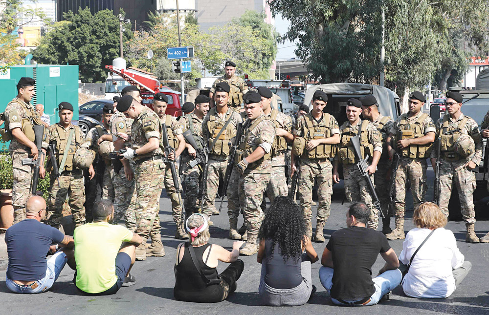 u0645u062du062au062cu0648u0646 u0623u0645u0627u0645 u0645u0635u0631u0641 u0644u0628u0646u0627u0646 u0641u064a u0628u064au0631u0648u062a u0623u0645u0633 t(u0623 u0641 u0628)