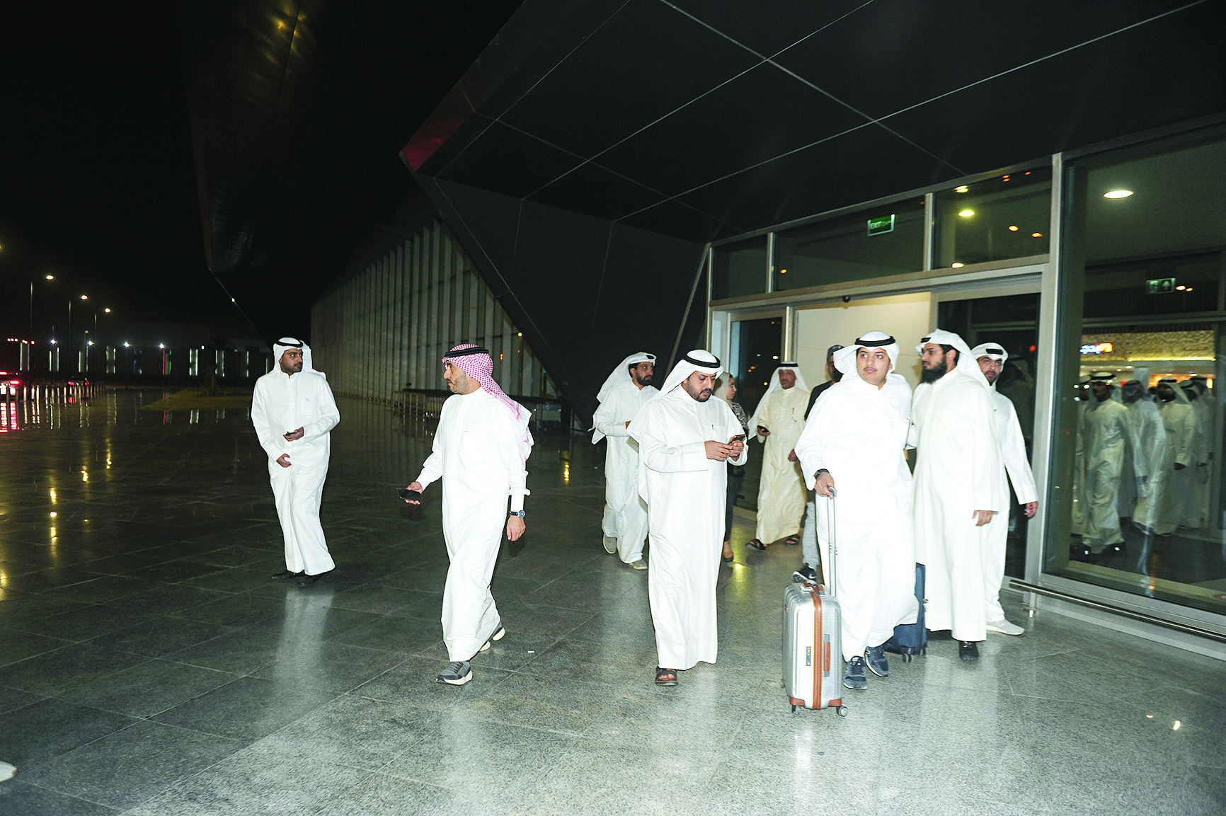 نجلا الخنة لدى خروجهما من المطار 	(تصوير بسام زيدان)