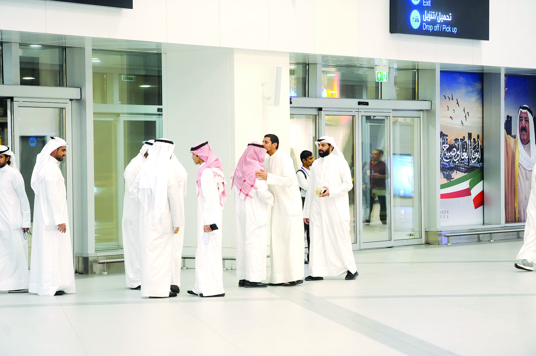 أفراد عائلة الخنة في استقبال العائدين 