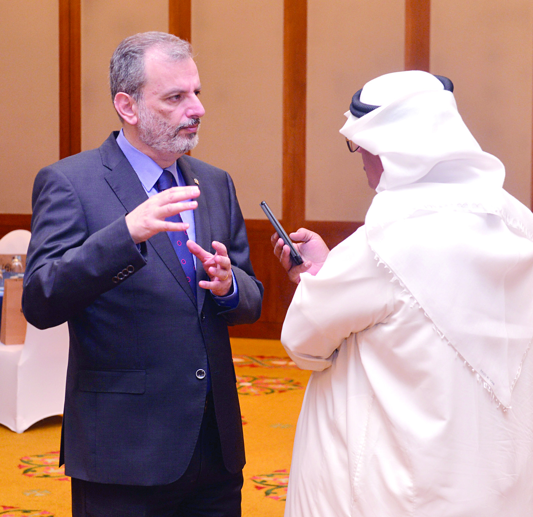 حدادين متحدثاً للزميل خالد الشرقاوي	(تصوير أسعد عبدالله)