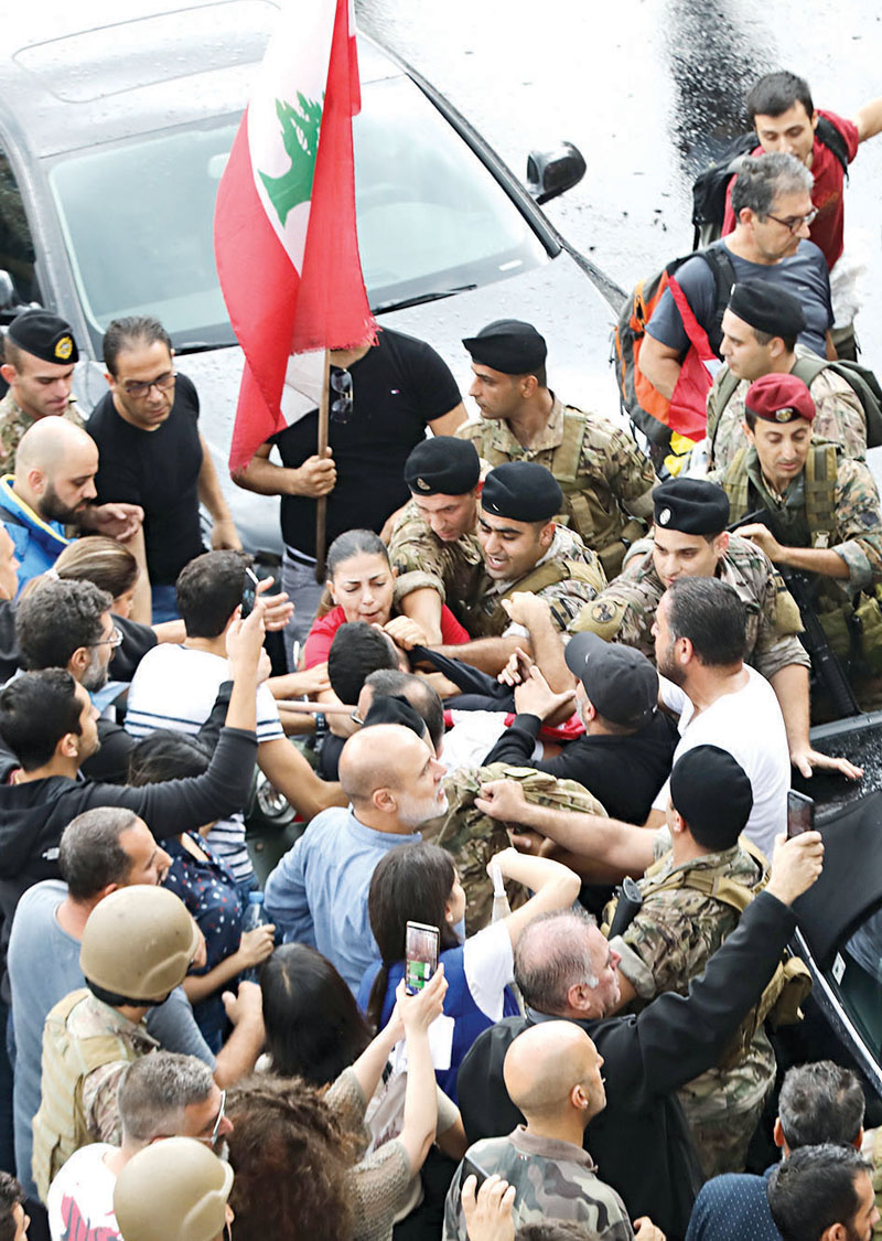 مناوشات بين متظاهرين وعناصر من الجيش اللبناني	  (ا ف ب )