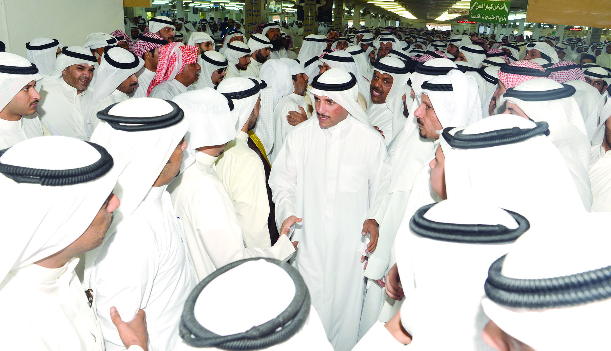 الغانم يقدم التعازي في صالة المعزين بالمقبرة