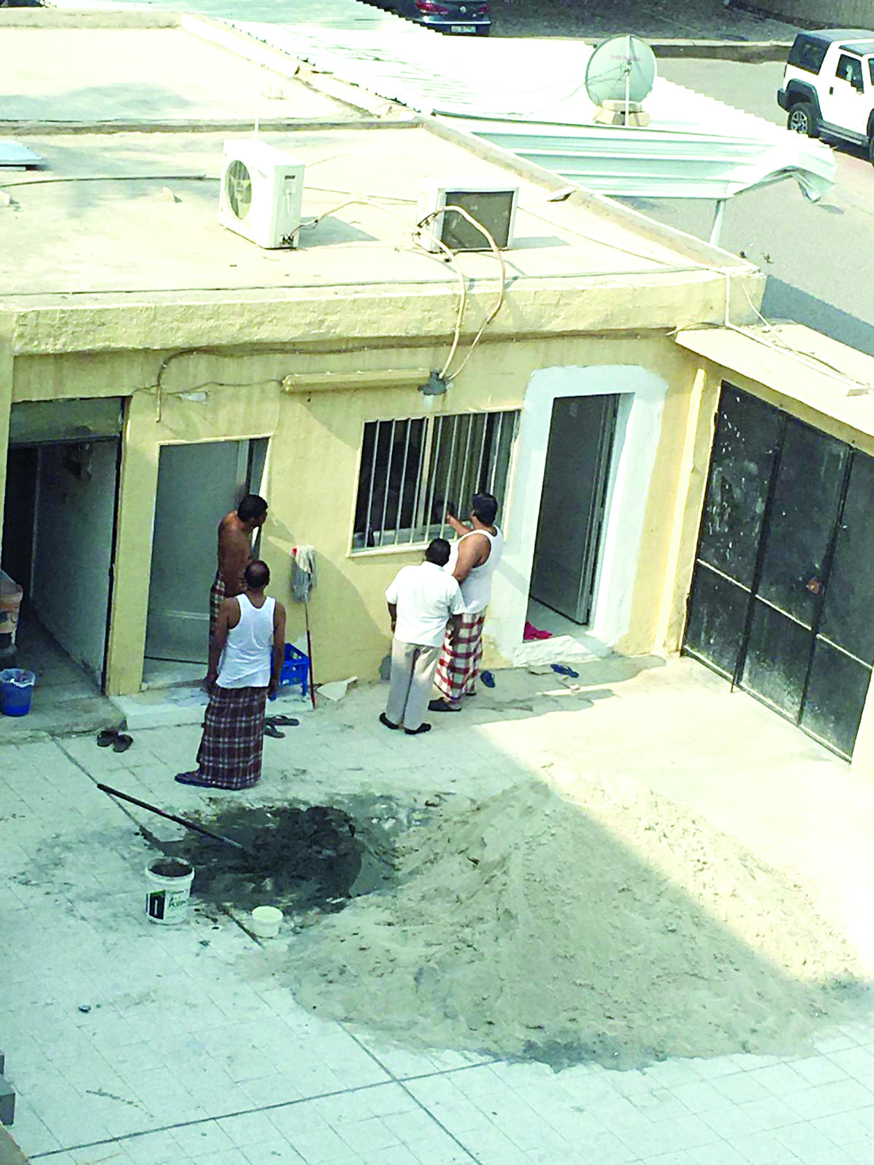 العزاب في حرم العقار 