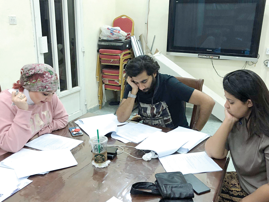 الملا والعوضي وسماح أثناء البروفة