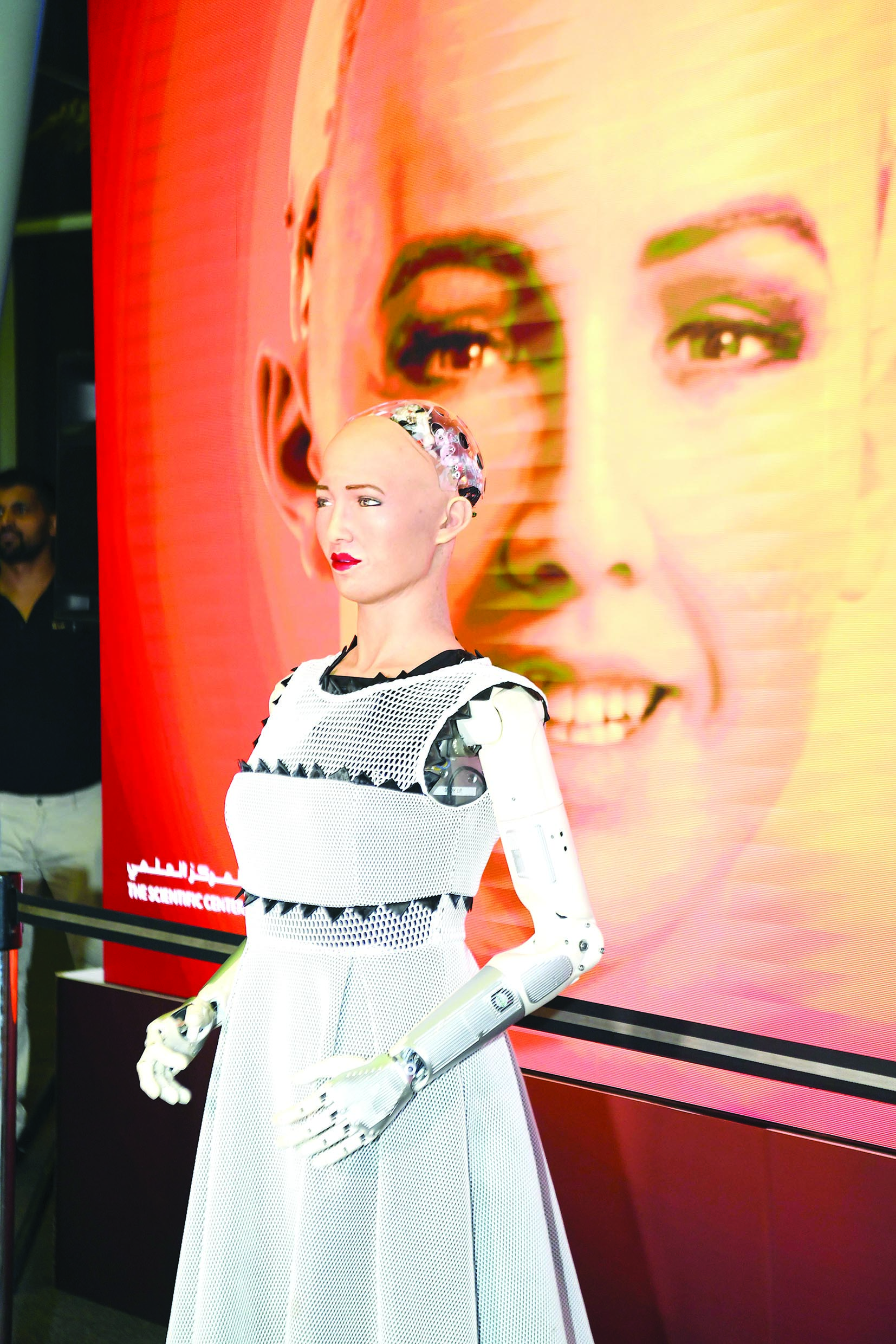 صوفيا متحدثة لجمهورها 