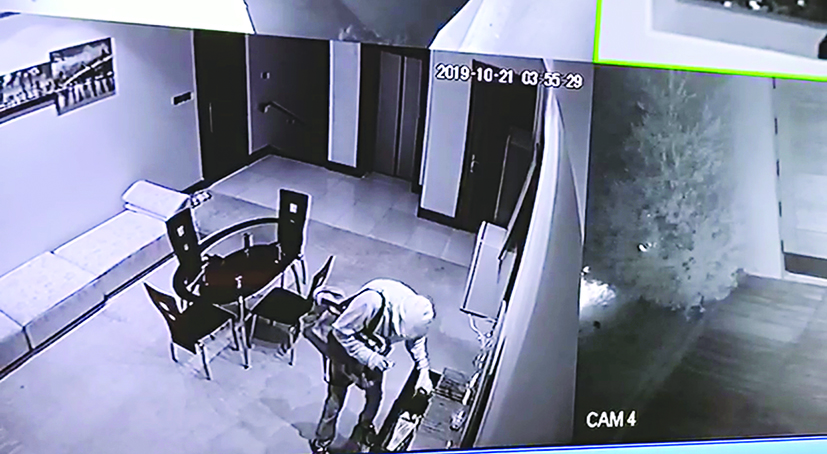 أحد اللصوص كما رصدته كاميرات المراقبة