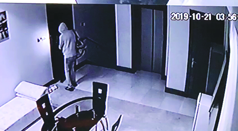 ... وأثناء خروجه 