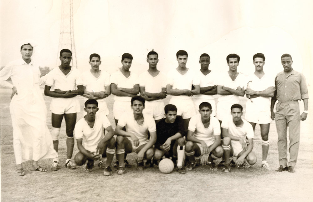 الناشئ غازي القندي (الثالث من اليسار وقوفاً) بعد تصعيده إلى فريق «الكويت» الأول