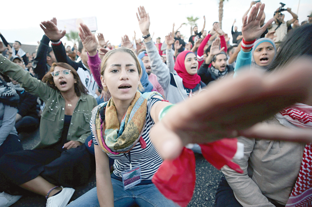 متظاهرون في صيدا يهتفون ضد الفساد أمس 	(رويترز)