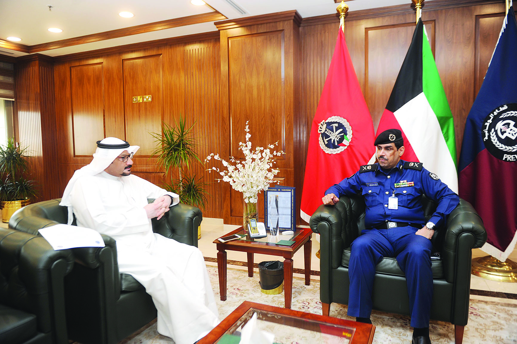 اللواء خالد عبدالله فهد متحدثاً للزميل ناصر الفرحان      