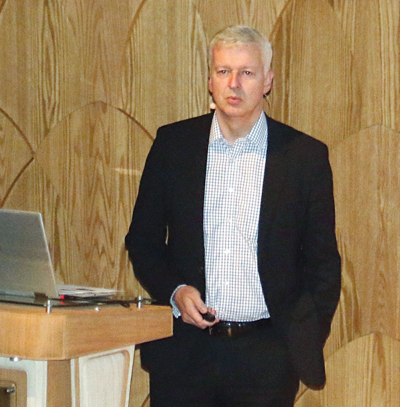 فيليب تاونسند خلال إلقاء المحاضرة 