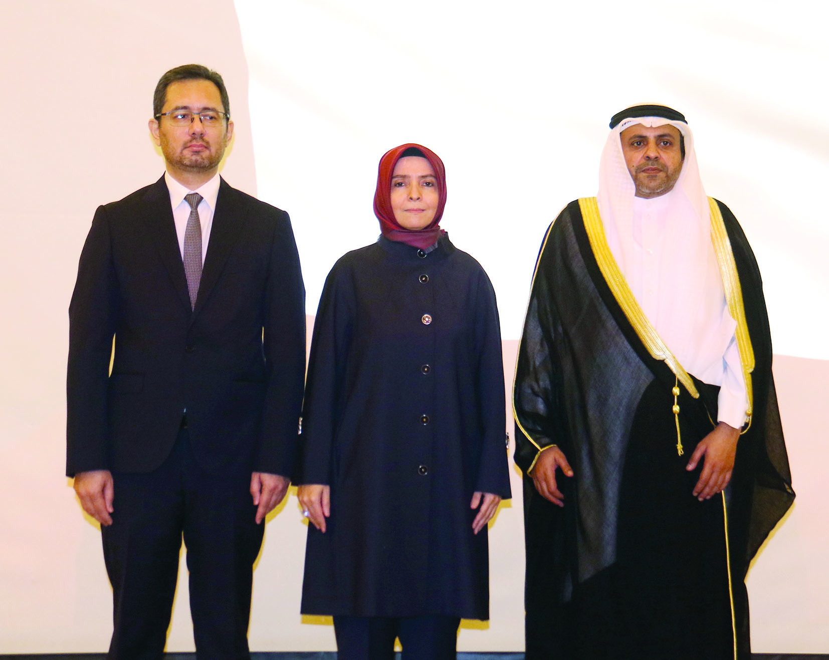 الجبري مع السفيرة التركية وزوجها خلال عزف النشيدين الوطنيين 