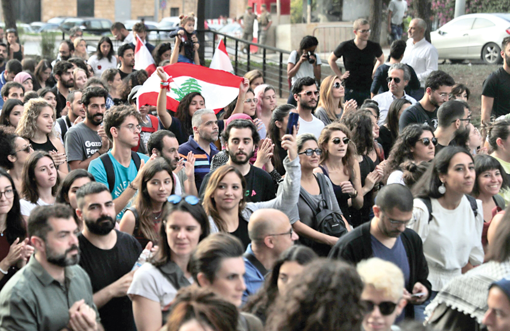 u0645u062au0638u0627u0647u0631u0648u0646 u0644u0628u0646u0627u0646u064au0648u0646 u0641u064a u0648u0633u0637 u0628u064au0631u0648u062a u0623u0645u0633     t    (u0623 u0641 u0628)