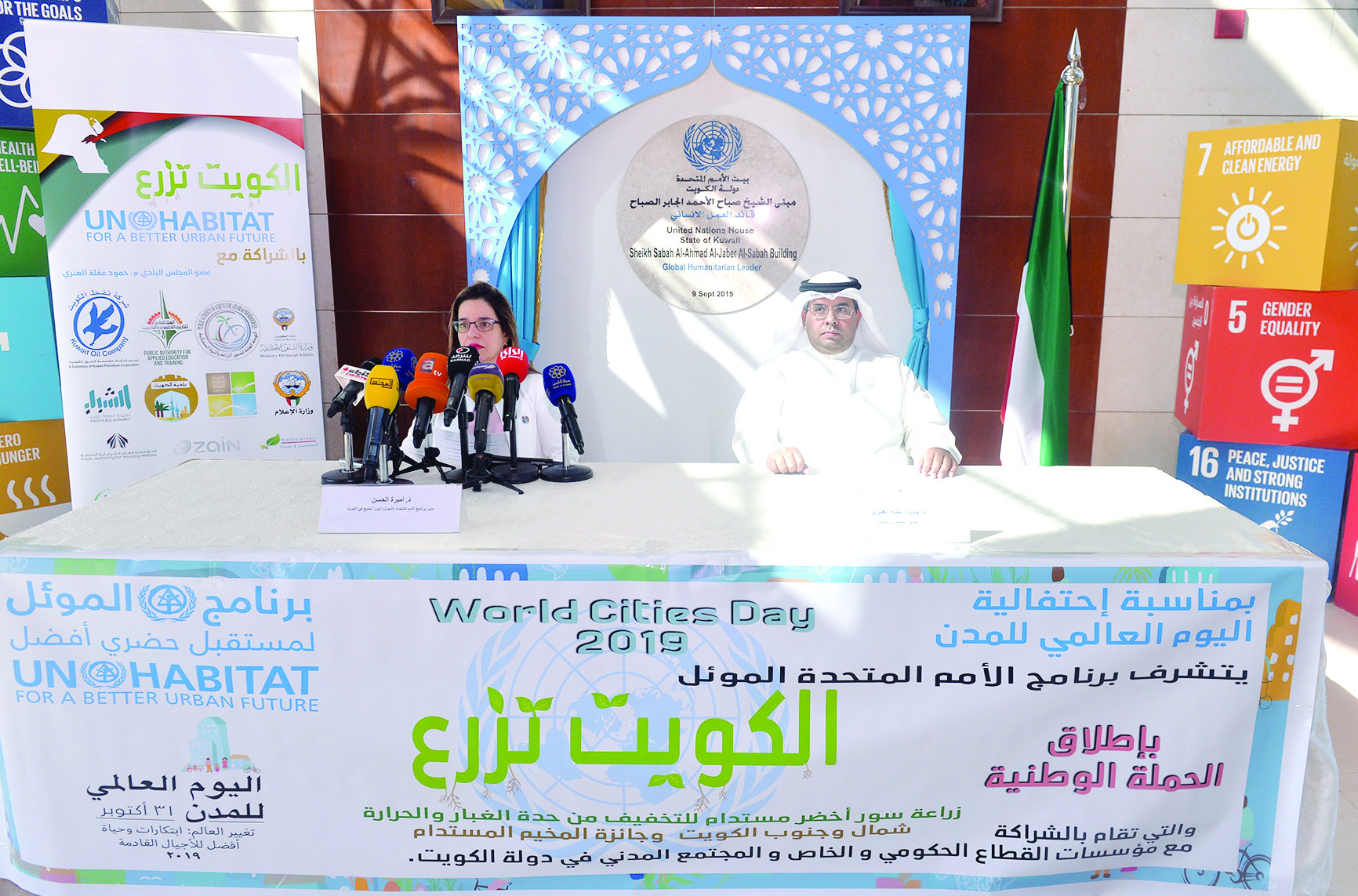 أميرة الحسن مع العنزي خلال المؤتمر الصحافي	   (تصوير أسعد عبدالله)