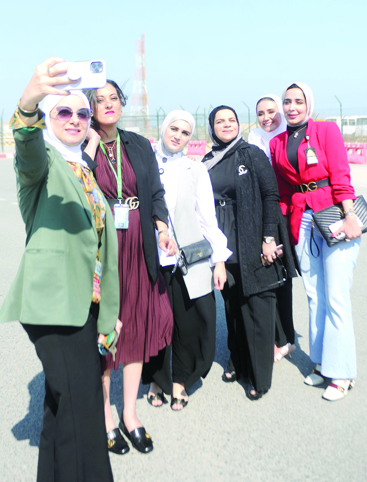 البغلي مع موظفات الأمانة العامة