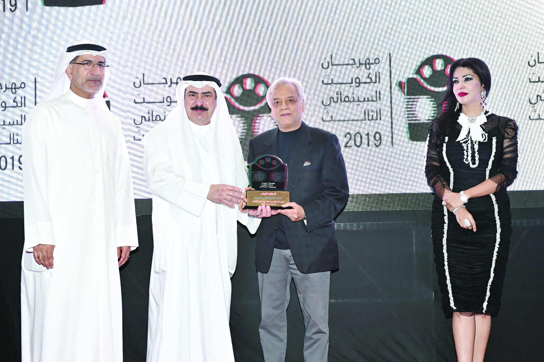 المخرج حبيب حسين يتسلم جائزته عن فيلم «زري»