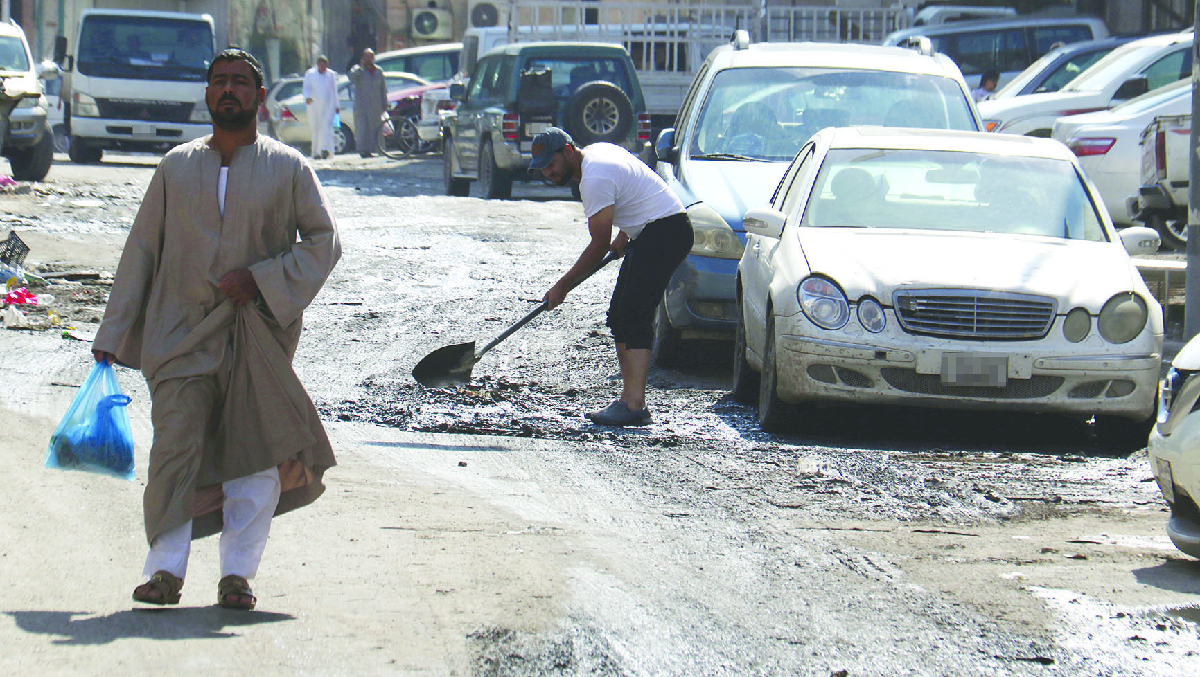 جهود شخصية لتفادي أضرار الصرف الطافح                     	                          (تصوير سعود سالم)