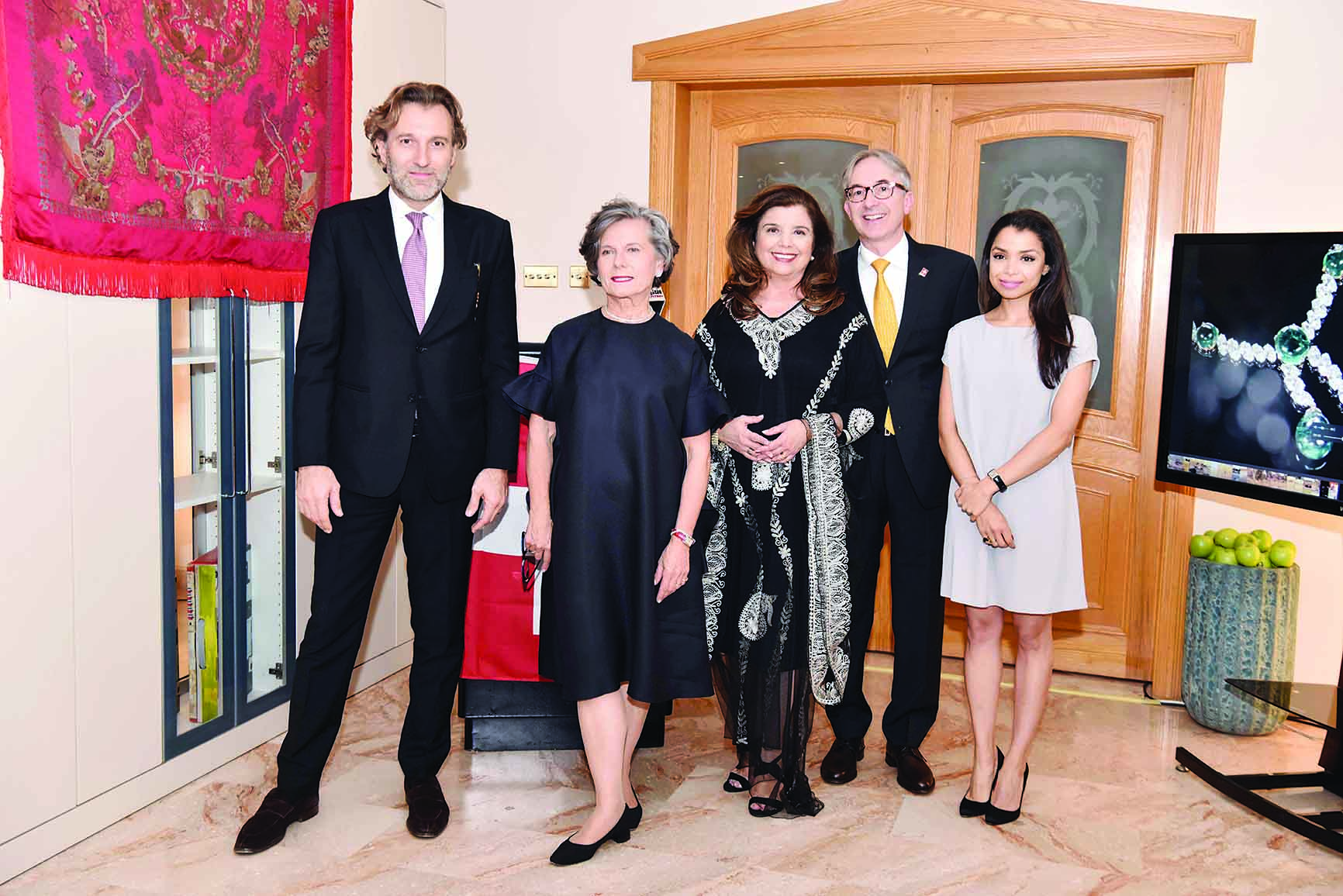 u0627u0644u0633u0641u064au0631 u0627u0644u0633u0648u064au0633u0631u064a u0645u0639 u0632u0648u062cu062au0647 u0648u0627u0644u0642u0627u0626u0645u064au0646 u0639u0644u0649 u0645u0639u0631u0636 u062cu0646u064au0641