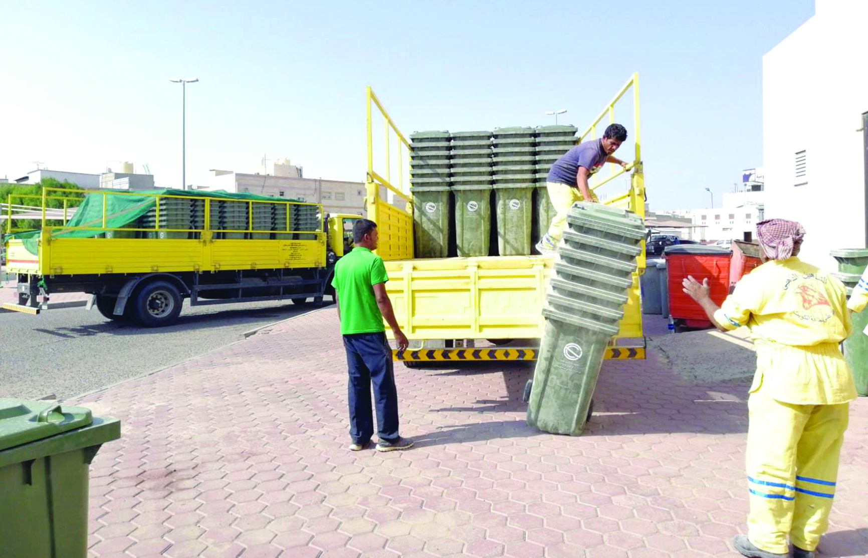 عمال الشركات الجديدة يستبدلون الحاويات بأخرى جديدة 