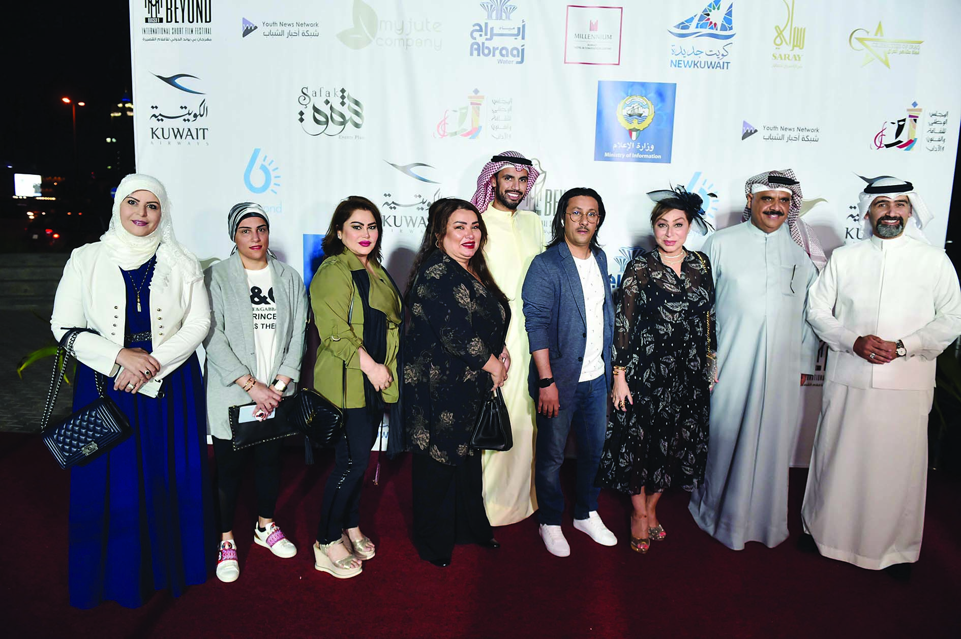 u0646u062cu0648u0645 u0627u0644u0643u0648u064au062a u0641u064a u0644u0642u0637u0629 u062cu0645u0627u0639u064au0629 