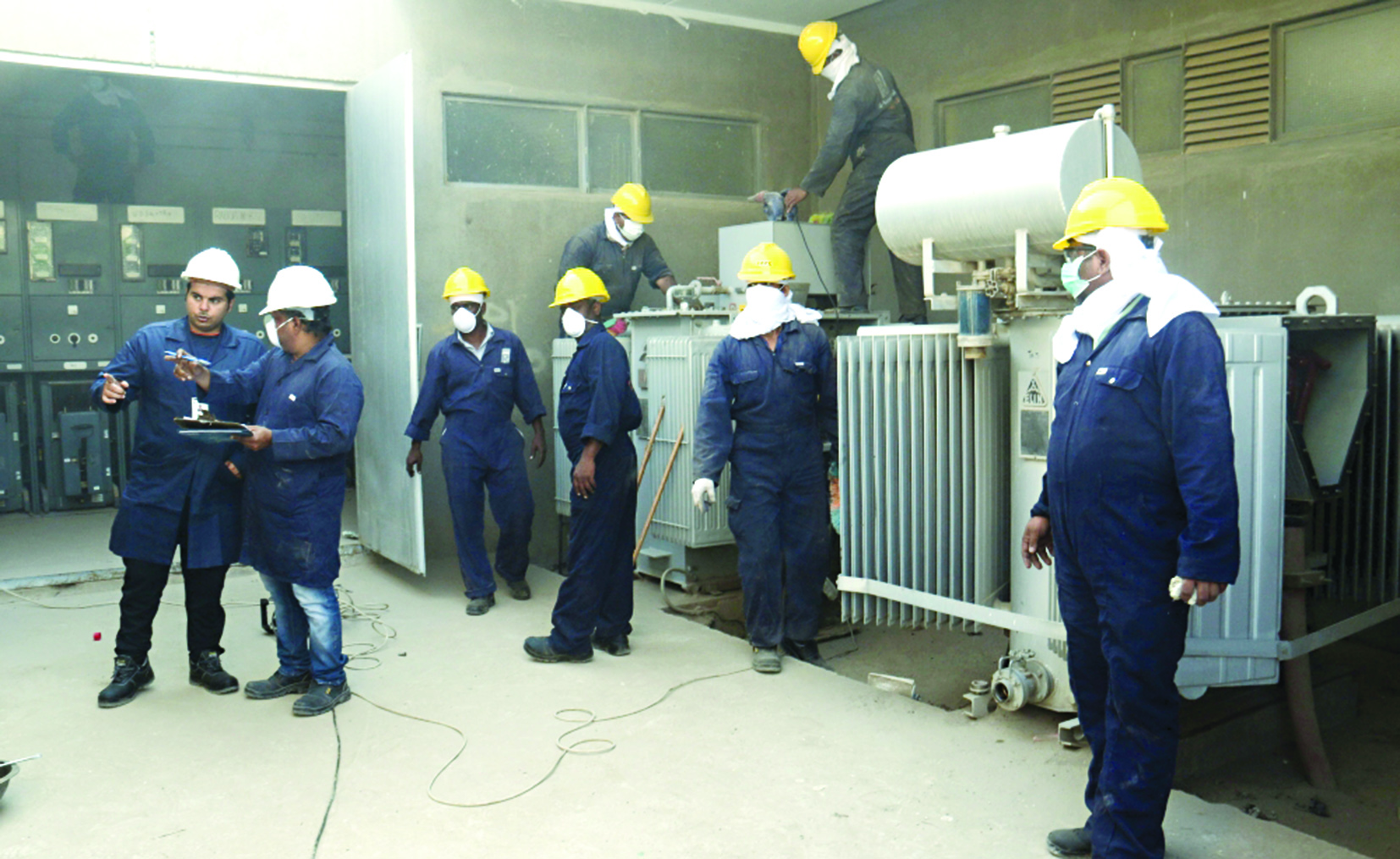 جانب من عمليات صيانة إحدى محطات التحويل الثانوية 