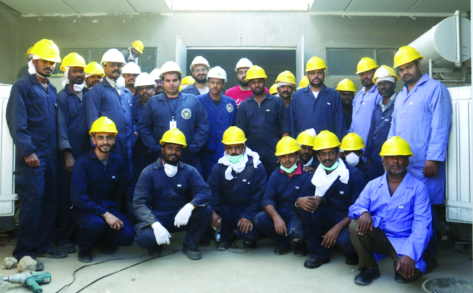 صورة جماعية لأحد فرق الصيانة 