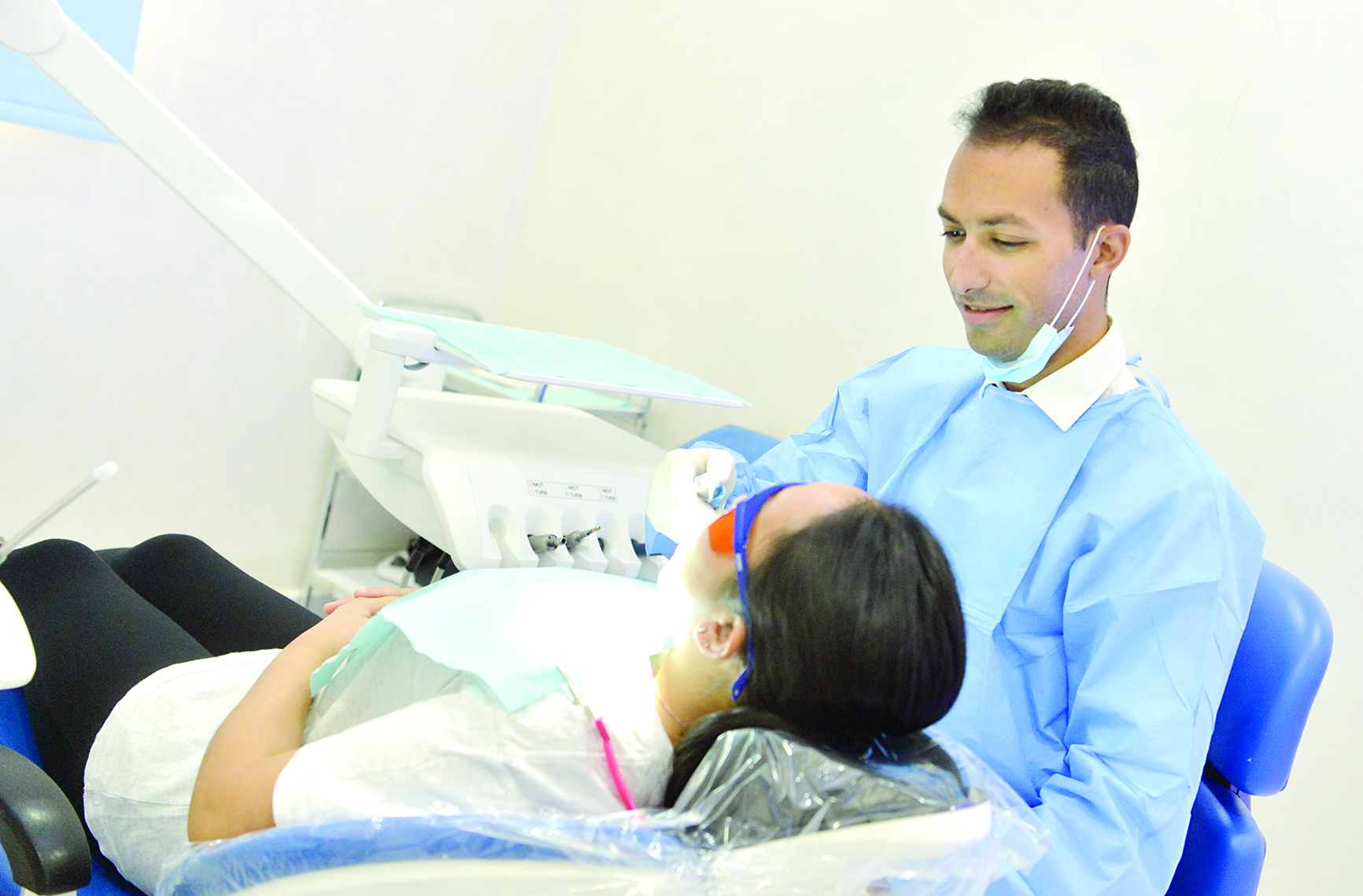 الجمال يعالج إحدى المريضات  	      (تصوير سعود سالم)