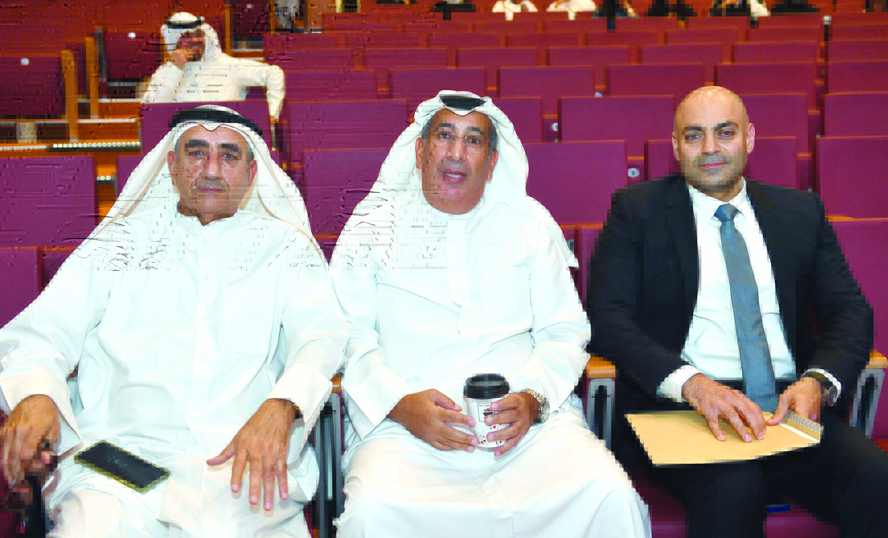 ممثل شركة «سيتي باص» مستمعاً لمشاركات الحضور