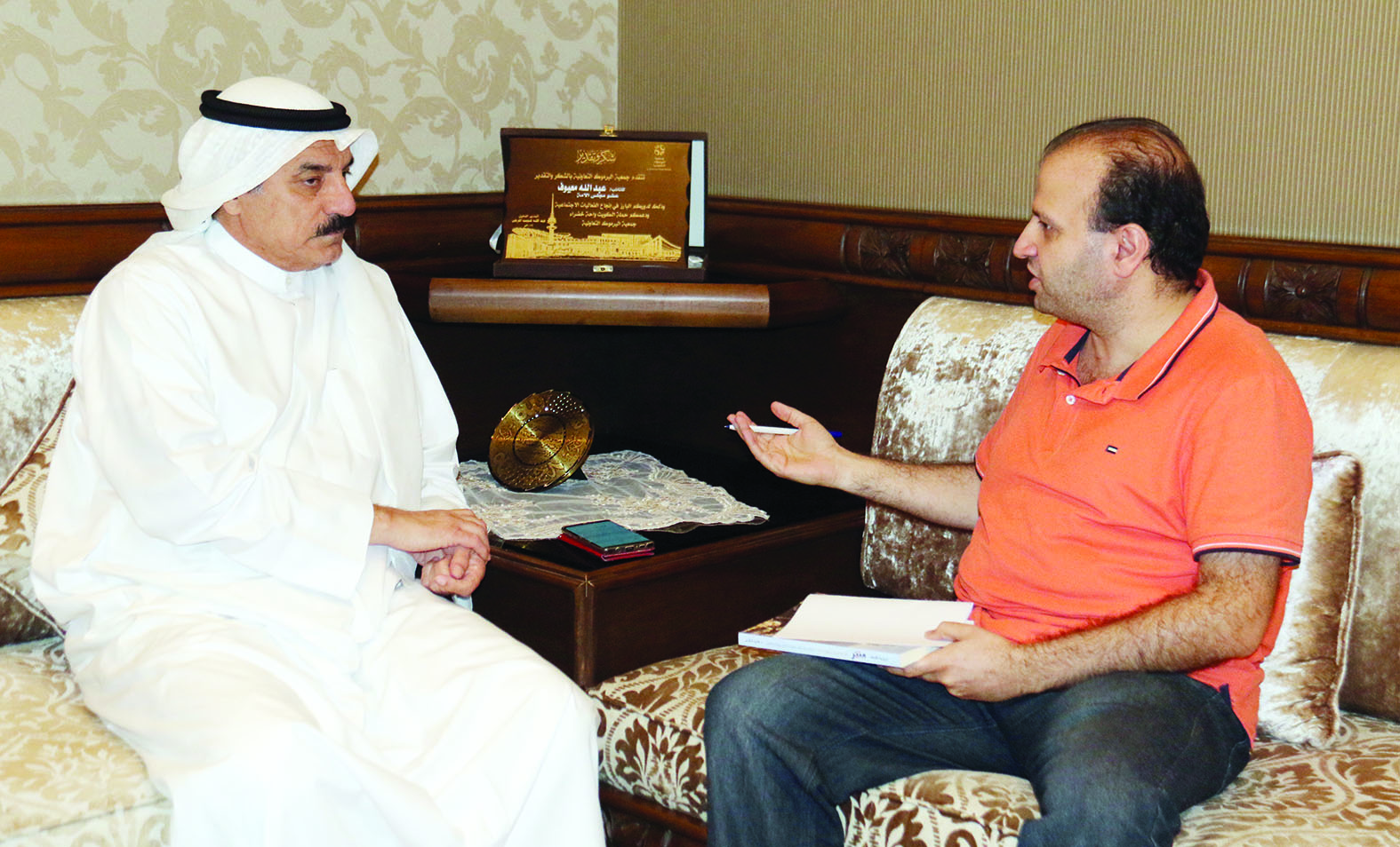 معيوف متحدثاً إلى الزميل محمد سعيد 