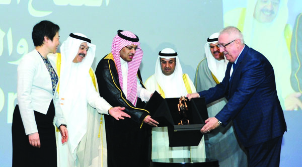 u0627u0644u062du062cu0631u0641 u0648u0627u0644u062du0645u0648u062f u0648u0627u0644u062cu0627u0633u0645 u0648u0644u064au0648 u0641u064a u062au0643u0631u064au0645 u0639u0644u0649 u0647u0627u0645u0634 u0627u0644u0627u062cu062au0645u0627u0639 