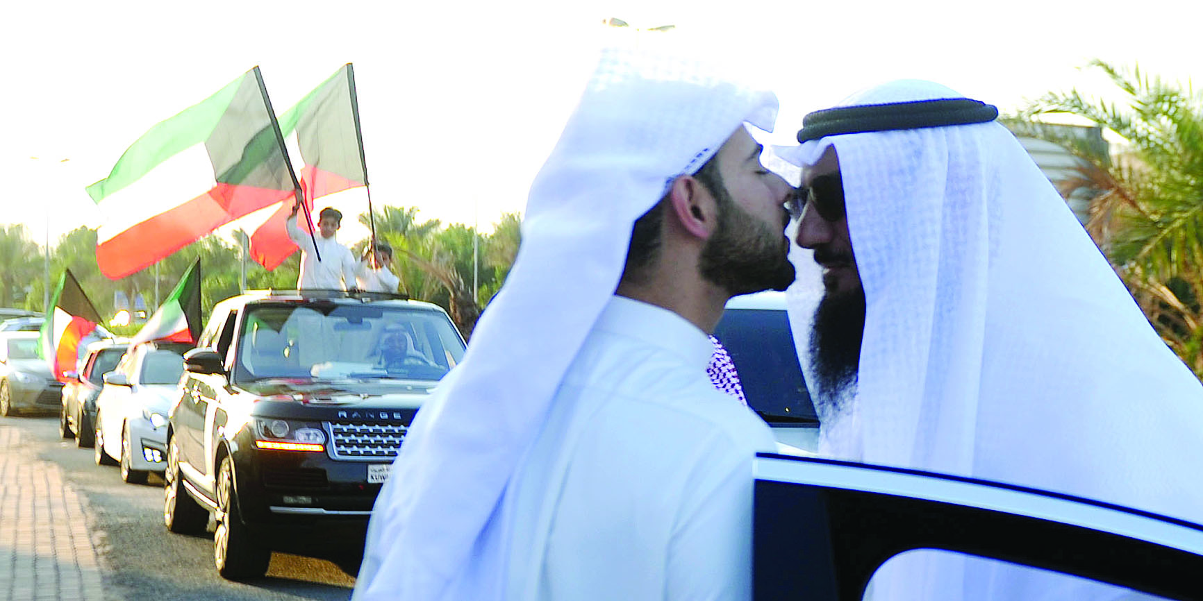 استقبال الخنة لدى وصوله إلى البيت في موكب احتفالي 	(تصوير بسام زيدان)