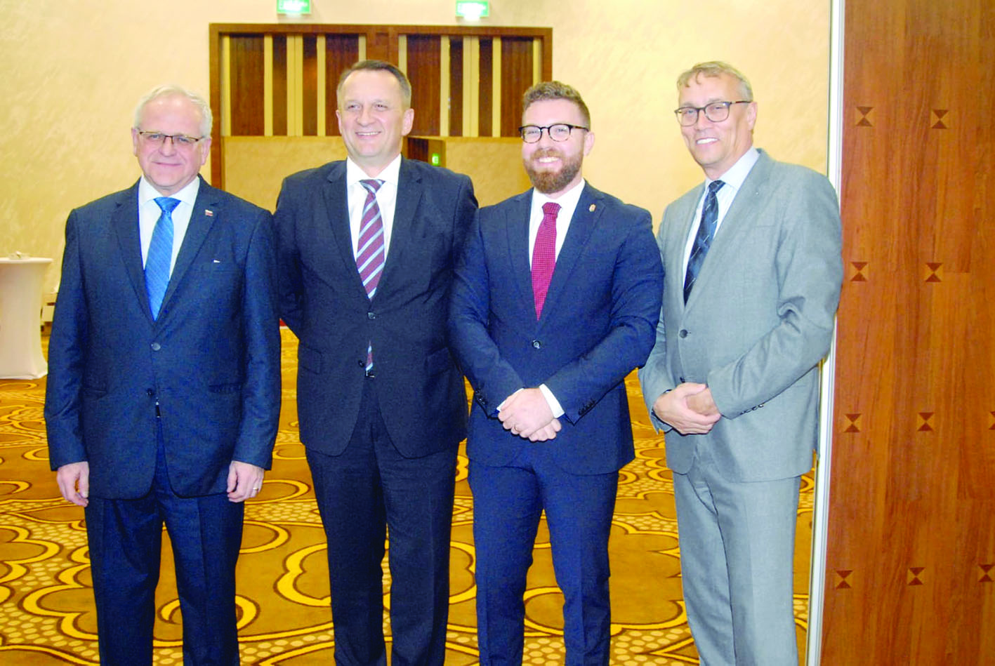 u0633u0641u0631u0627u0621 u0627u0644u062fu0648u0644 u0627u0644u0623u0631u0628u0639 u0641u064a u0644u0642u0637u0629 u062cu0645u0627u0639u064au0629