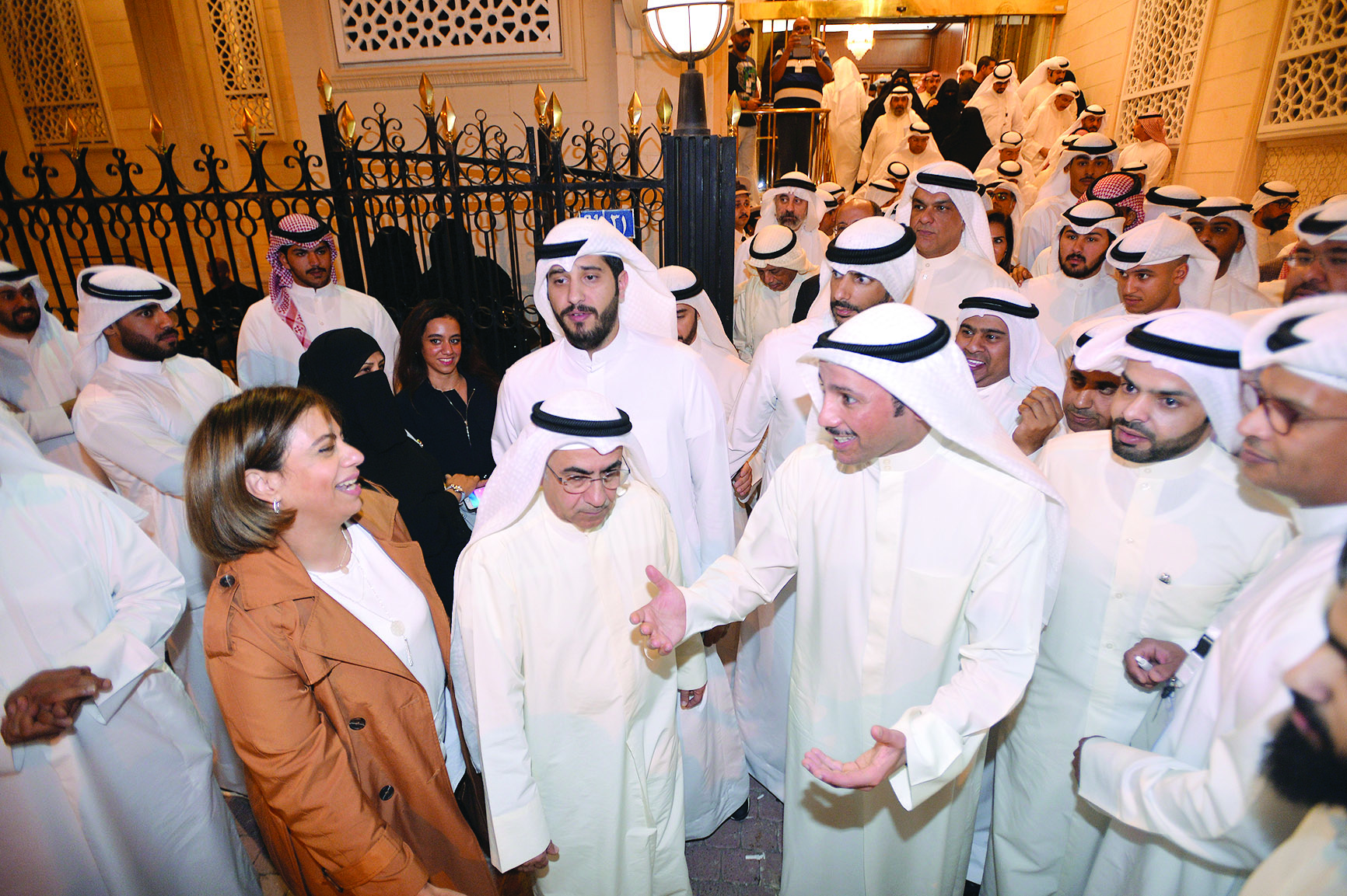 الغانم لدى مغادرته بعد انتهاء الندوة	(تصوير أسعد عبدالله)