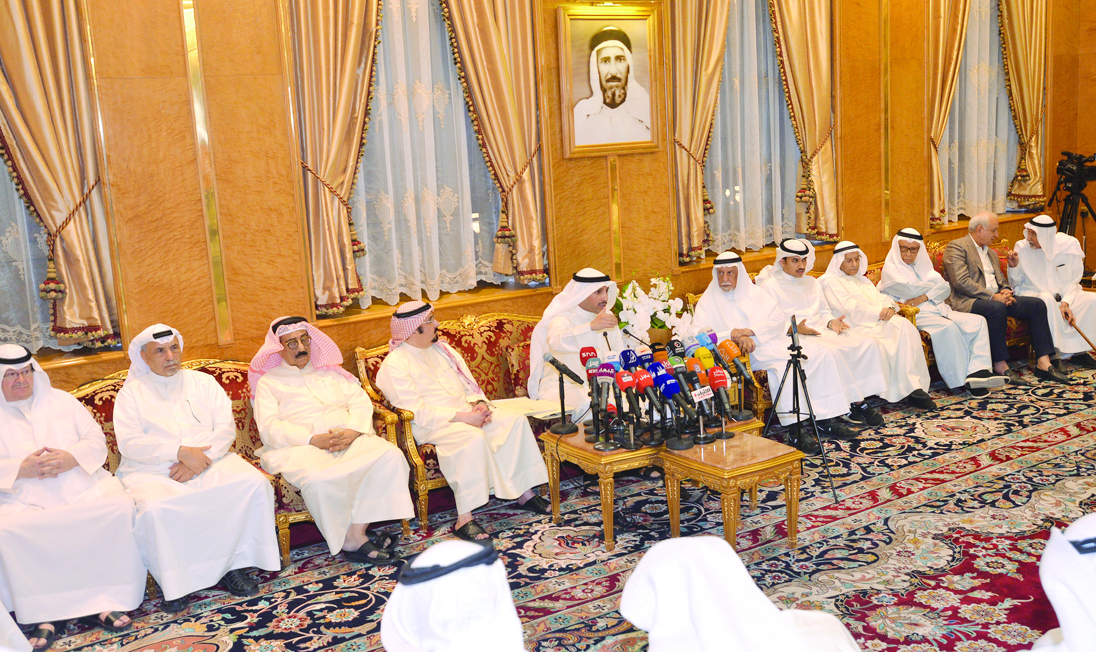 رئيس مجلس الأمة متحدثاًُ بحضور شخصيات بديوان الغنام في ضاحية عبدالله السالم