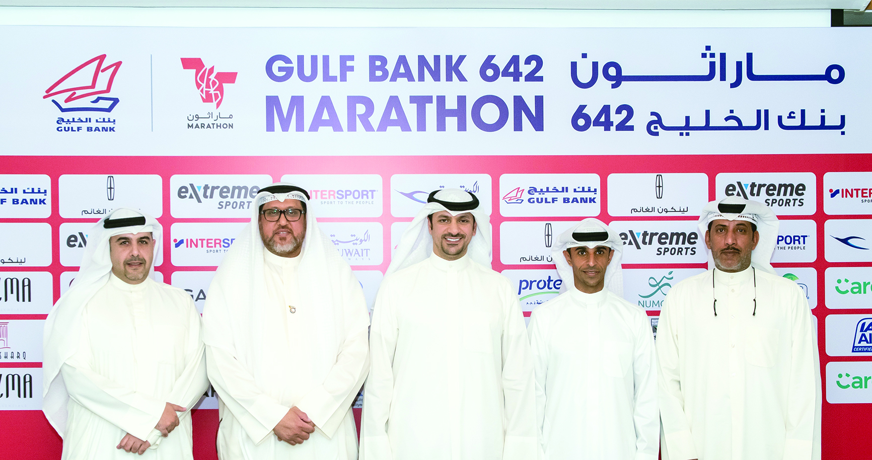 الأمير متوسطاً سطام الرشيدي وأحمد الماجد وعبدالرحمن العون وفواز المطوع       		 (تصوير نايف العقلة)