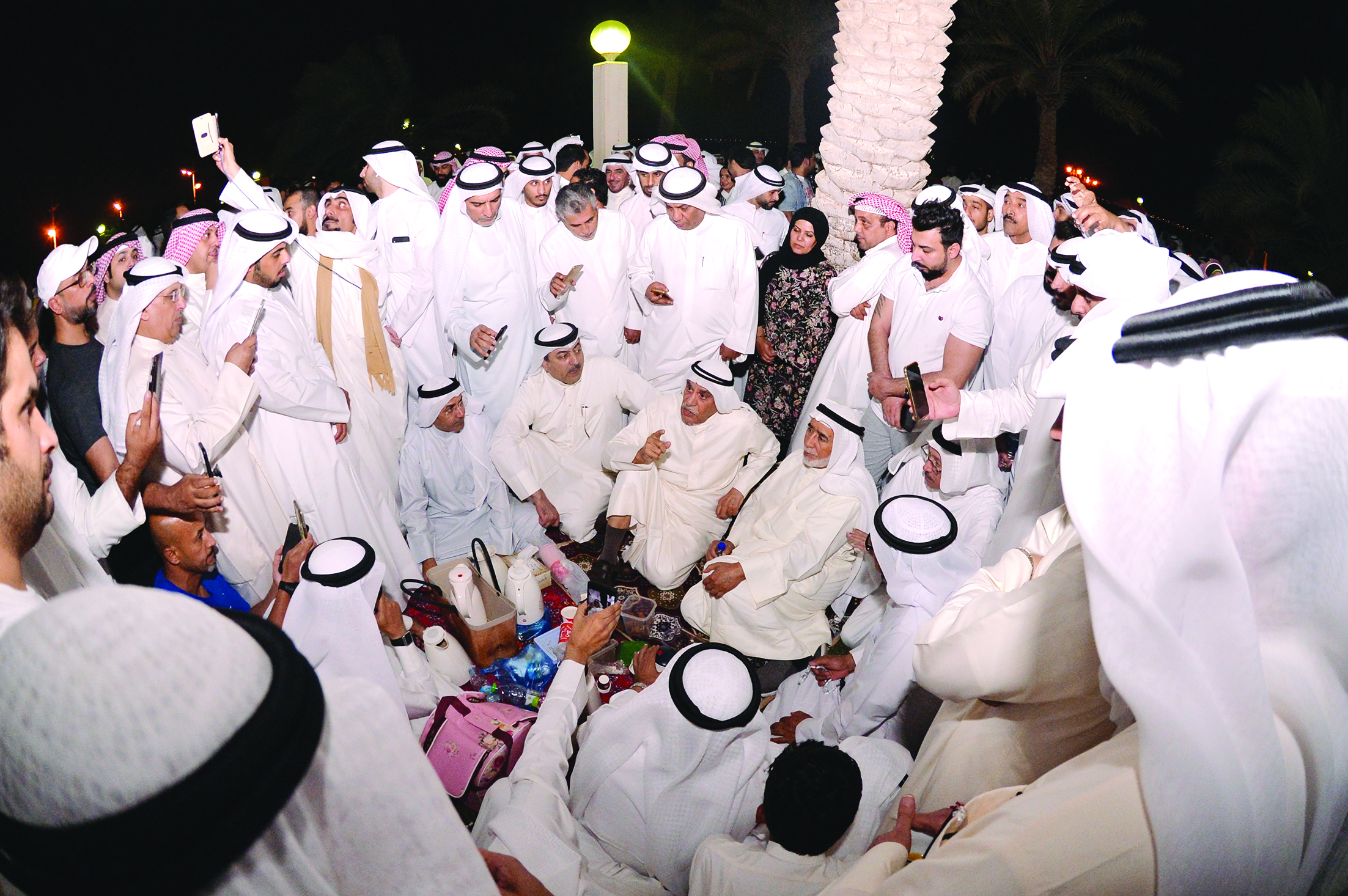 أحمد السعدون يتحدث وسط المشاركين في التجمع