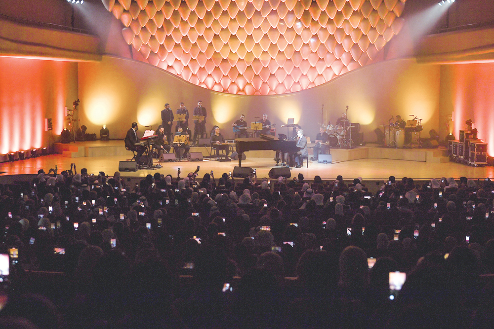 خوري... أتحف الجمهور عزفاً وغناءً