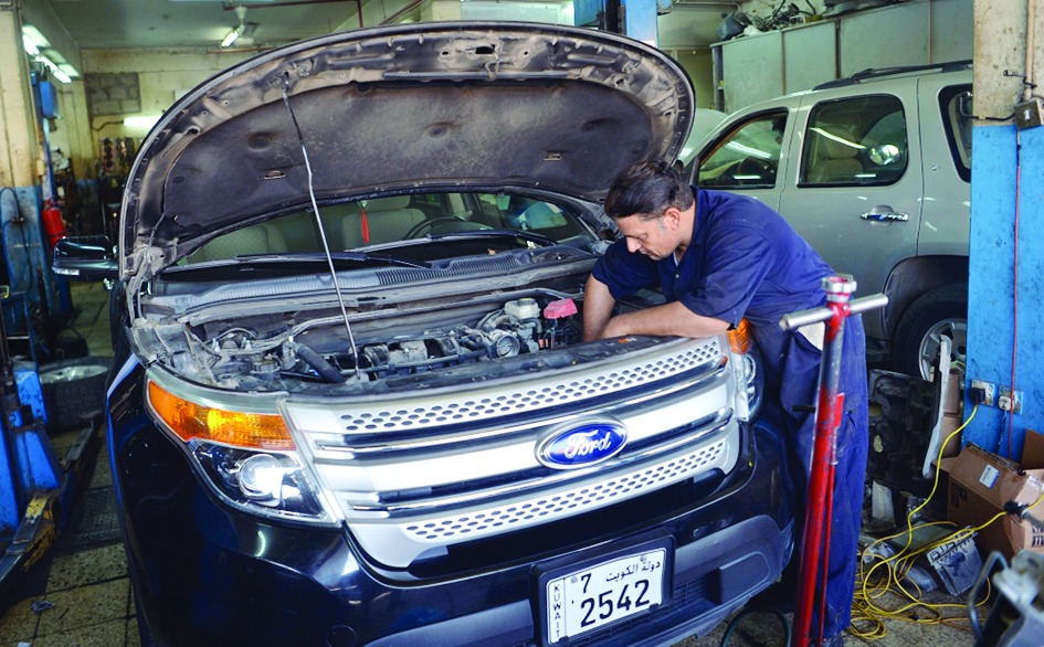 عمال الشويخ لا يرحبون بزملائهم من «شرق» حتى لا يزاحموهم على الرزق 