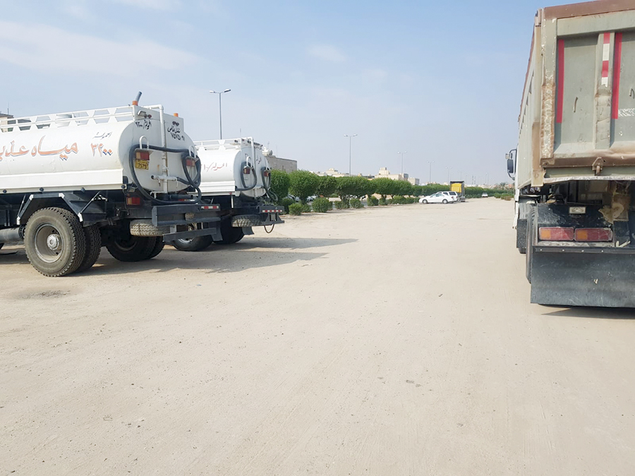 شاحنة وتنكران للمياه