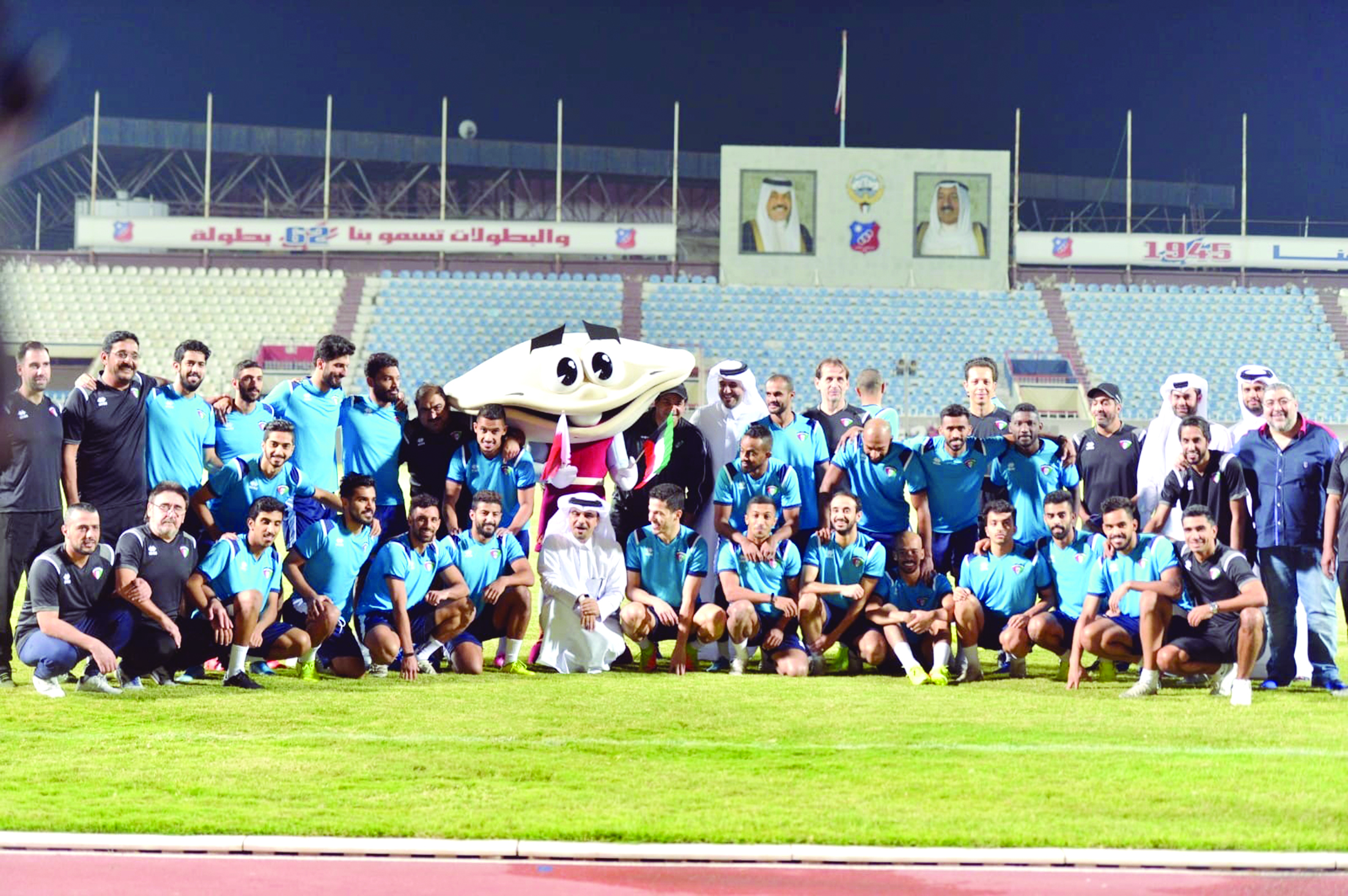 u00abu0635u062fu064au0641u064au00bb u064au062au0648u0633u0637 u0644u0627u0639u0628u064a u00abu0627u0644u0623u0632u0631u0642u00bb u0648u0623u0641u0631u0627u062f u0627u0644u062cu0647u0627u0632u064au0646 u0627u0644u0641u0646u064a u0648u0627u0644u0625u062fu0627u0631u064a u0648u0623u0639u0636u0627u0621 u0627u0644u0644u062cu0646u0629 u0627u0644u0645u0646u0638u0645u0629 u0644u0640u00bbu062eu0644u064au062cu064a 24u00bb u0642u0628u0644 u062au062fu0631u064au0628 u0627u0644u0623u0645u0633t  (u062au0635u0648u064au0631 u0646u0627u064au0641 u0627u0644u0639u0642u0644u0629)