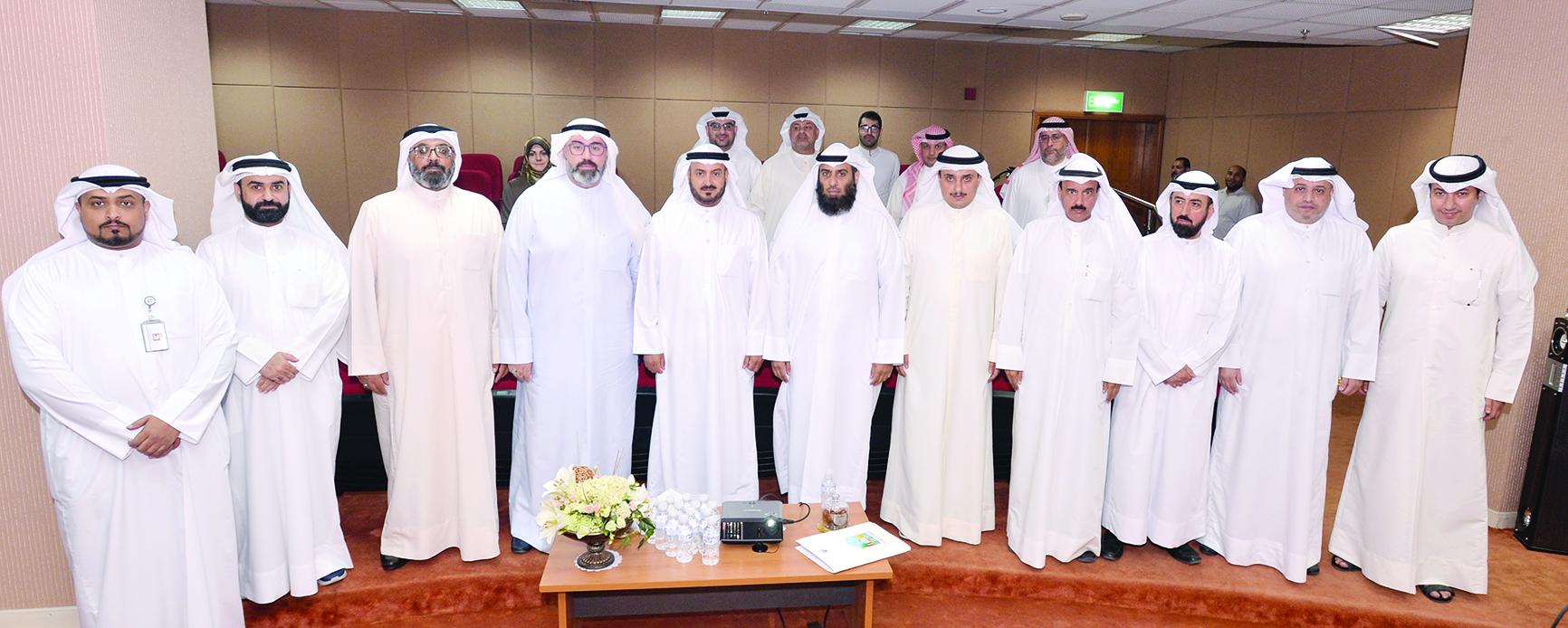 المنفوحي متوسطاً فريق العمل الخاص بالمؤشر	 (تصوير أسعد عبدالله)