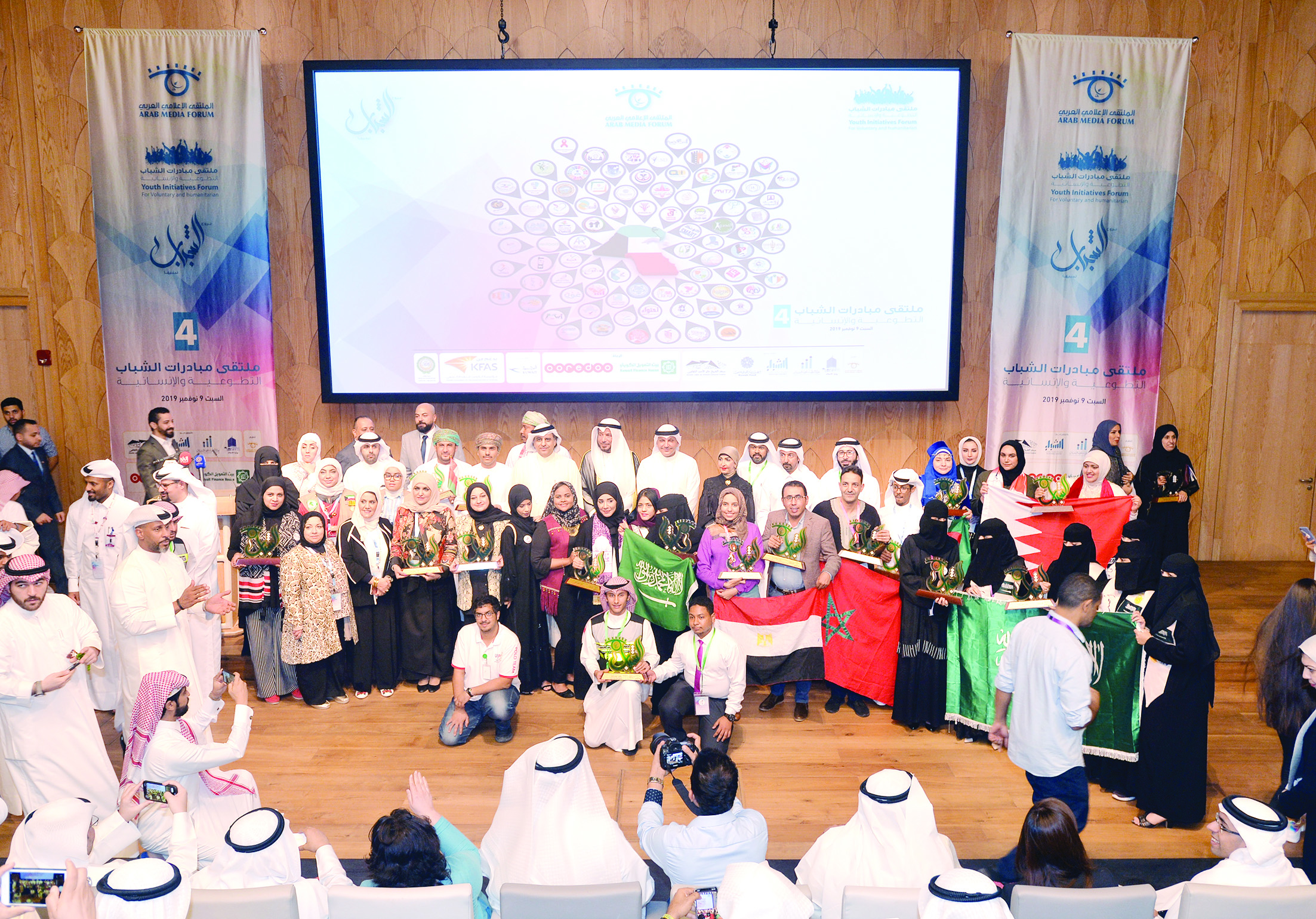 المكرمون في لقطة جماعية	 (تصوير أسعد عبدالله)