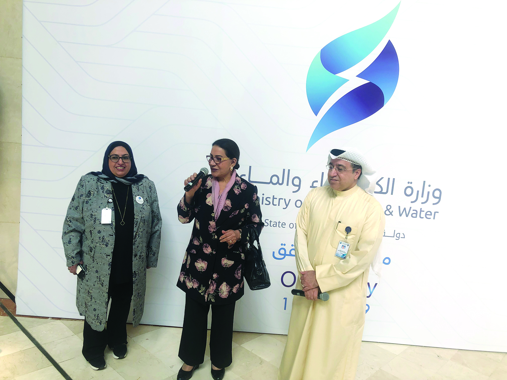 الفنانة سعاد عبدالله تتوسط بوشهري والطيار