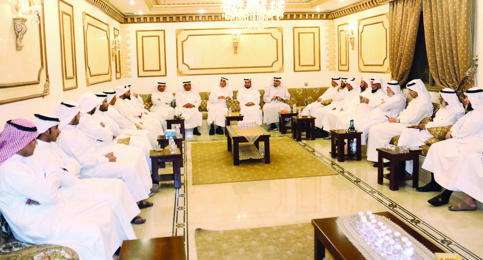 السعدون متحدثا وسط الحضور	(تصوير سعود سالم) 