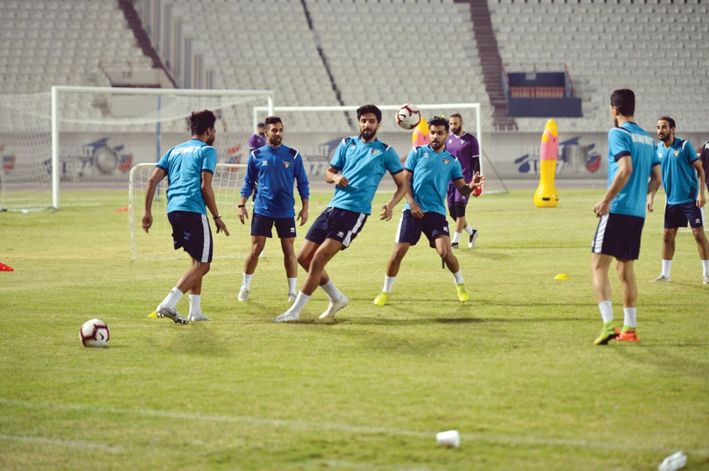 u062cu0627u0646u0628 u0645u0646 u062au062fu0631u064au0628u0627u062a u00abu0627u0644u0623u0632u0631u0642u00bb u0639u0644u0649 u0627u0633u062au0627u062f u0646u0627u062fu064a u0627u0644u0643u0648u064au062a  t         (u062au0635u0648u064au0631 u0646u0627u064au0641 u0627u0644u0639u0642u0644u0629)