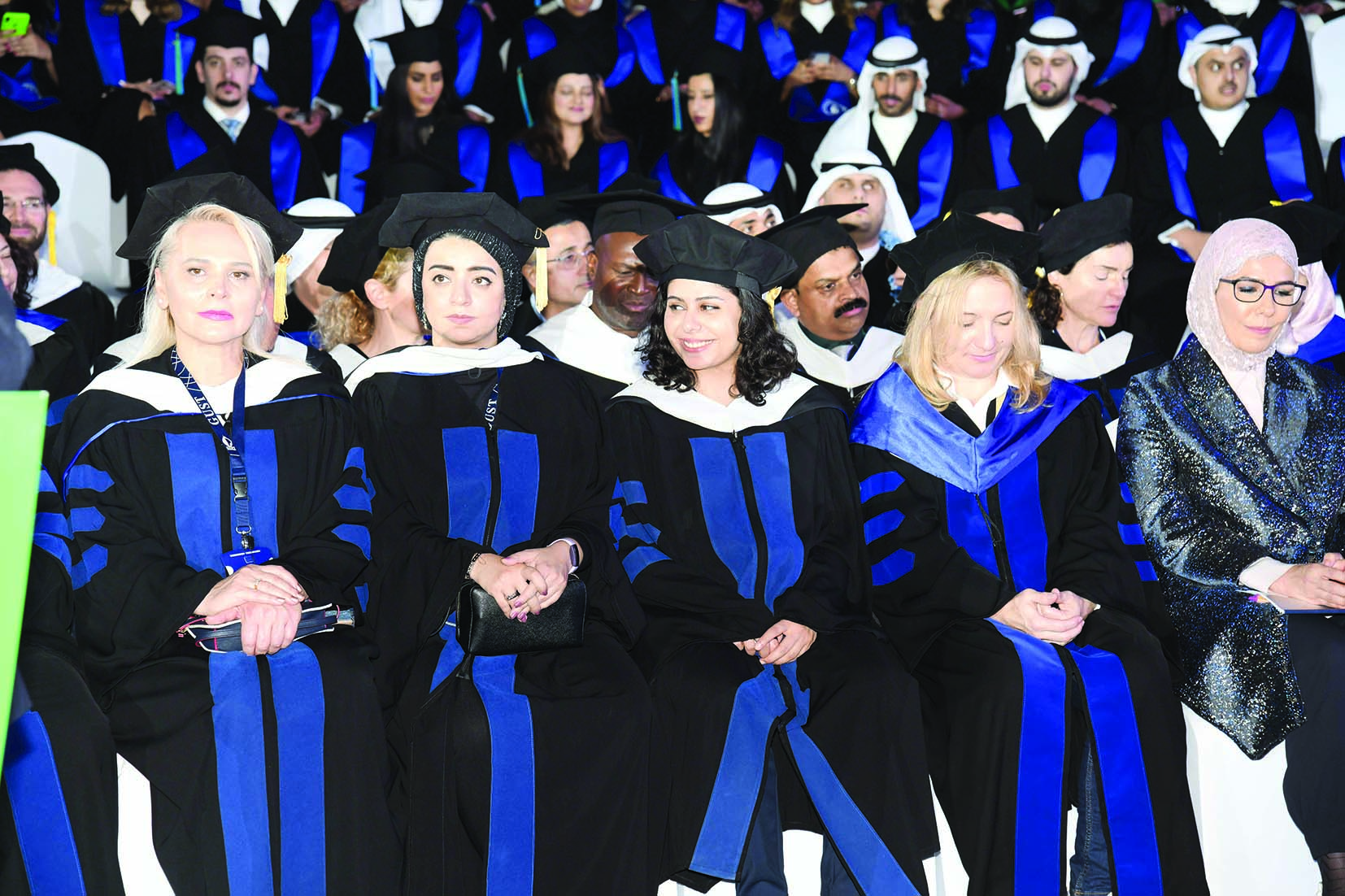 عضوات هيئة التدريس يشاركن الخريجين الفرحة 