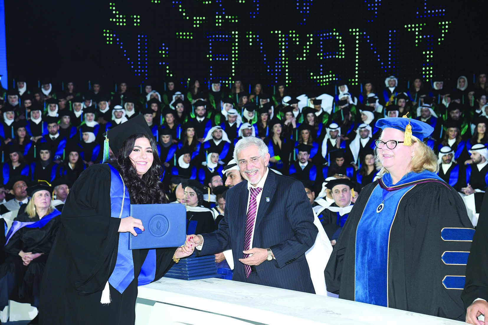 الساير مسلماً إحدى الخريجات شهادتها